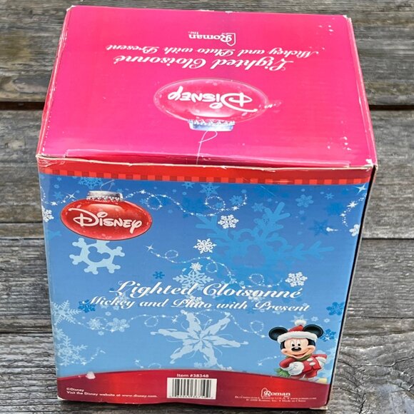 DISNEY LIGHTED CLOISONNÉ MICKEY MOUSE AND PLUTO WITH PRESENT IN BOX ROMAN XMAS - Picture 11 of 11
